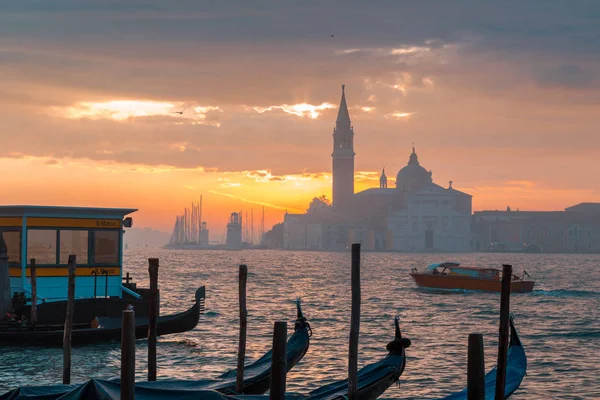 Cenário Barcos Gôndola Ancorados Veneza Pôr Sol Itália Europa — Fotografia de Stock