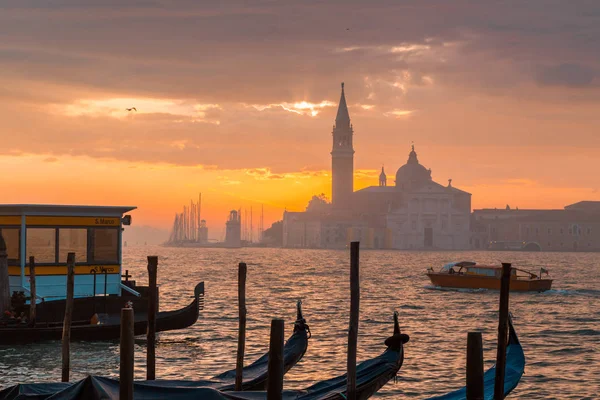 Пейзаж Пришвартованных Катеров Венеции Закате Италии Европе — стоковое фото