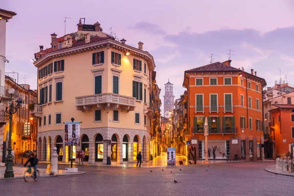 Personas Calle Con Hermosa Arquitectura Antigua Verona Italia Europa — Foto de Stock