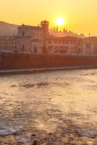 Όμορφη Αρχαία Αρχιτεκτονική Και Νερό Του Ποταμού Αντίτζε Στο Ηλιοβασίλεμα — Φωτογραφία Αρχείου