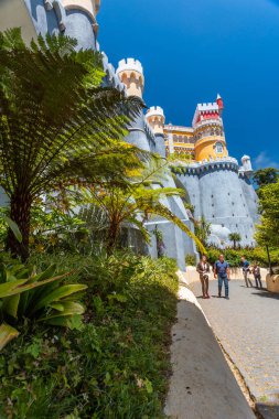 Palmiye ağaçları ve Sao Pedro de Penaferrim Pena Palace geleneksel mimarisi, Sintra, Portekiz Rivierası, Portekiz.