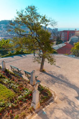 Lizbon, Portekiz, Avrupa mesafede ağaçlar, banklar ve çiçekler ve şehir manzarası ile Şehir parkı