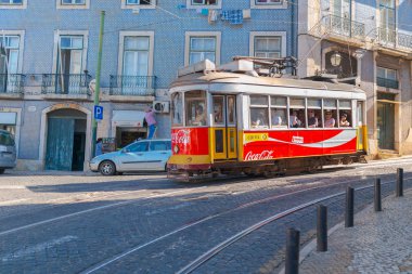 Lizbon, Portekiz, Avrupa caddesinde eski geleneksel tramvay