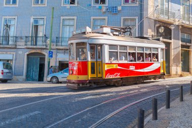 Lizbon, Portekiz, Avrupa caddesinde eski geleneksel tramvay