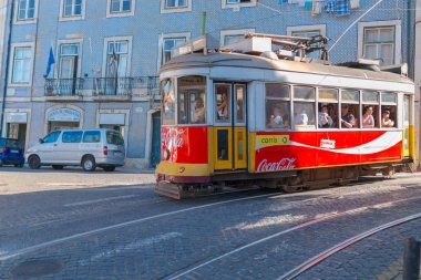Lizbon, Portekiz, Avrupa caddesinde eski geleneksel tramvay