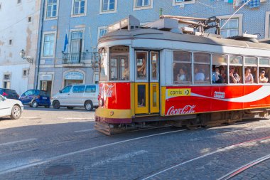 Lizbon, Portekiz, Avrupa caddesinde eski geleneksel tramvay
