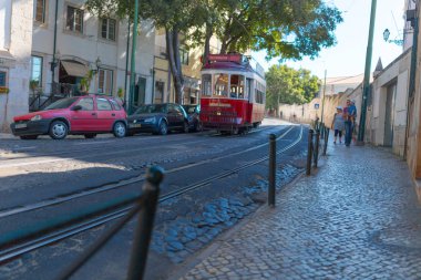 Lizbon, Portekiz, Avrupa caddesinde eski geleneksel tramvay