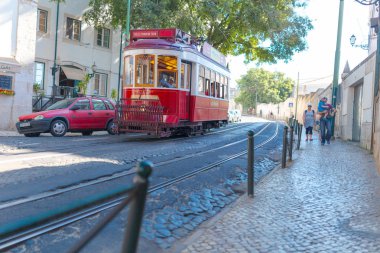 Lizbon, Portekiz, Avrupa caddesinde eski geleneksel tramvay