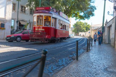 Lizbon, Portekiz, Avrupa caddesinde eski geleneksel tramvay