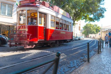 Lizbon, Portekiz, Avrupa caddesinde eski geleneksel tramvay