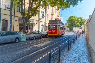 Lizbon, Portekiz, Avrupa caddesinde eski geleneksel tramvay