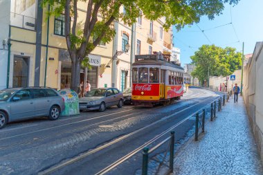 Lizbon, Portekiz, Avrupa caddesinde eski geleneksel tramvay