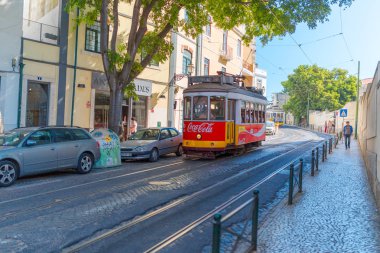 Lizbon, Portekiz, Avrupa caddesinde eski geleneksel tramvay