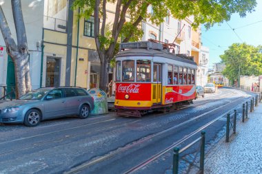 Lizbon, Portekiz, Avrupa caddesinde eski geleneksel tramvay
