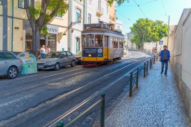 Lizbon, Portekiz, Avrupa caddesinde eski geleneksel tramvay