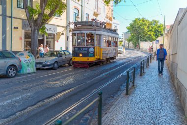 Lizbon, Portekiz, Avrupa caddesinde eski geleneksel tramvay