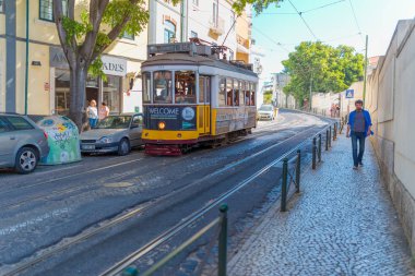 Lizbon, Portekiz, Avrupa caddesinde eski geleneksel tramvay