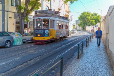 Lizbon, Portekiz, Avrupa caddesinde eski geleneksel tramvay
