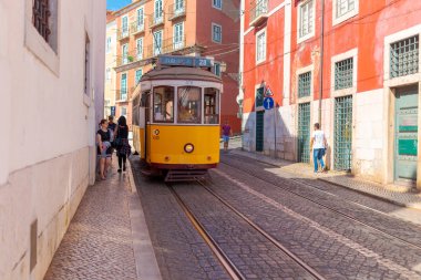 Lizbon, Portekiz, Avrupa caddesinde eski geleneksel tramvay