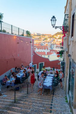Lizbon, Portekiz, Avrupa caddesinde kafe masalarında dinlenen turistler ile şehir sahnesi
