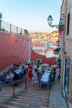 Lizbon, Portekiz, Avrupa caddesinde kafe masalarında dinlenen turistler ile şehir sahnesi