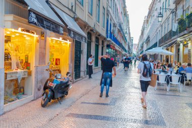 Lizbon, Portekiz, Avrupa'da ışıklı mağazalar ve mağazalar ve park motosiklet ile Şehir