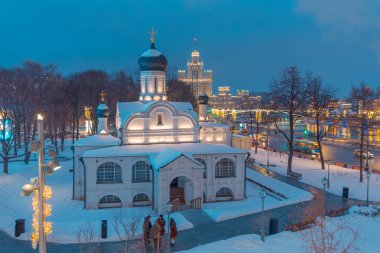 Moskova'da kilise binası ile sokakta Yeni Yıl festivali dekorasyon, Rusya