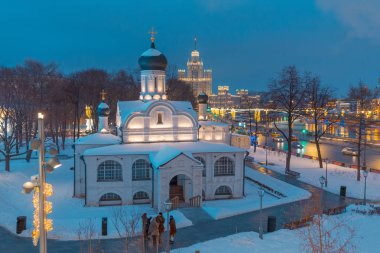 Moskova'da kilise binası ile sokakta Yeni Yıl festivali dekorasyon, Rusya