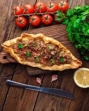 ahşap masa üzerinde Tasty Türk pide üst görünümü
