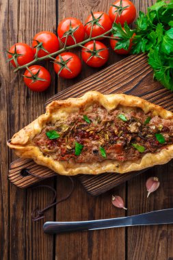 ahşap masa üzerinde Tasty Türk pide üst görünümü