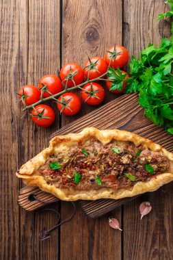 ahşap masa üzerinde Tasty Türk pide üst görünümü