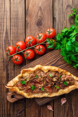 ahşap masa üzerinde Tasty Türk pide üst görünümü