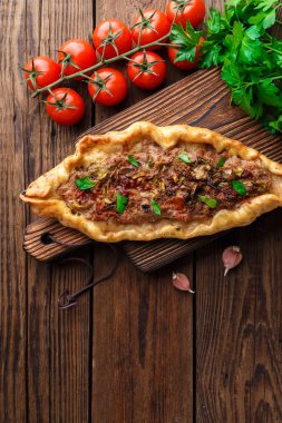 ahşap masa üzerinde Tasty Türk pide üst görünümü