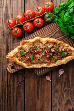 ahşap masa üzerinde Tasty Türk pide üst görünümü