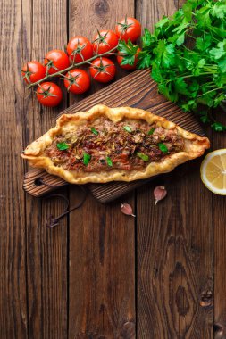 ahşap masa üzerinde Tasty Türk pide üst görünümü