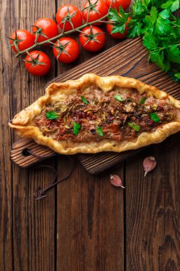 ahşap masa üzerinde Tasty Türk pide üst görünümü