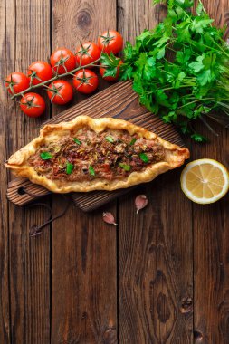 ahşap masa üzerinde Tasty Türk pide üst görünümü