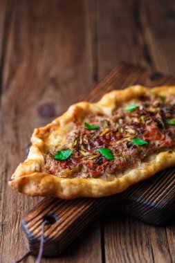 ahşap masa üzerinde Tasty Türk pide seçici odak