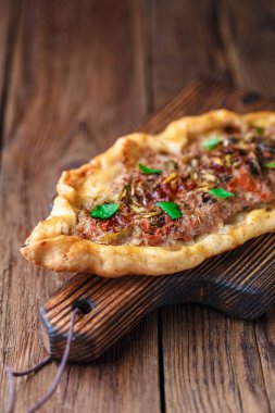 ahşap masa üzerinde Tasty Türk pide seçici odak
