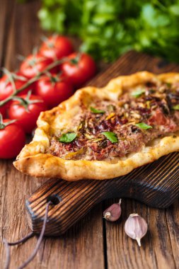 ahşap masa üzerinde Tasty Türk pide seçici odak