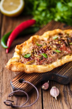 ahşap masa üzerinde Tasty Türk pide seçici odak
