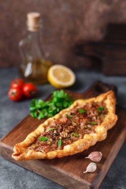 ahşap tahta üzerinde Tasty Türk pide yakın çekim
