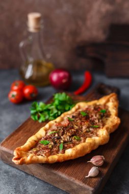 ahşap tahta üzerinde Tasty Türk pide yakın çekim