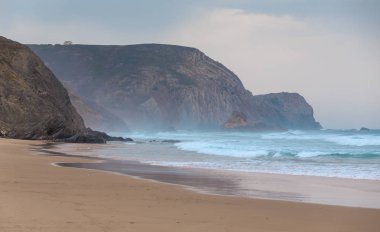 Praia da Mareta fırtınalı havalarda doğal kumlu plajda Dalgalar, Portekiz