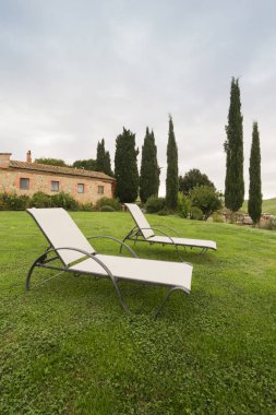 Toskana tarım arazilerinde yeşil çim üzerinde Şezlong, İtalya, Avrupa