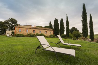 Toskana tarım arazilerinde yeşil çim üzerinde Şezlong, İtalya, Avrupa