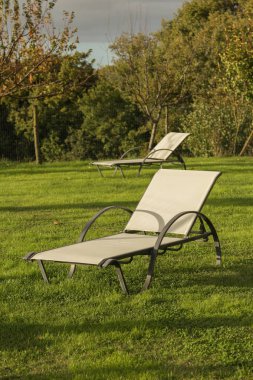 Toskana tarım arazilerinde yeşil çim üzerinde Şezlong, İtalya, Avrupa