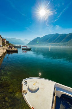 Perast tatil beldesinde limanda tekneler ile kıyı manzarası, Kotor Körfezi, Karadağ, Avrupa