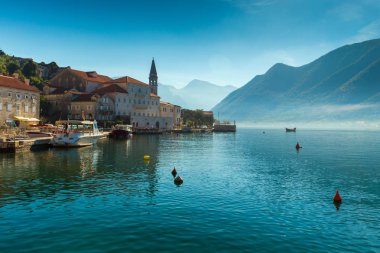 Perast tatil beldesinde limanda tekneler ile kıyı manzarası, Kotor Körfezi, Karadağ, Avrupa