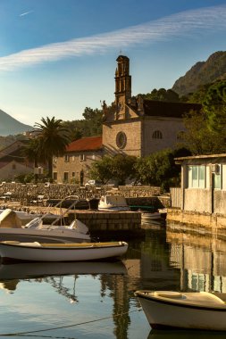 Perast tatil beldesinde limanda tekneler ile kıyı manzarası, Kotor Körfezi, Karadağ, Avrupa